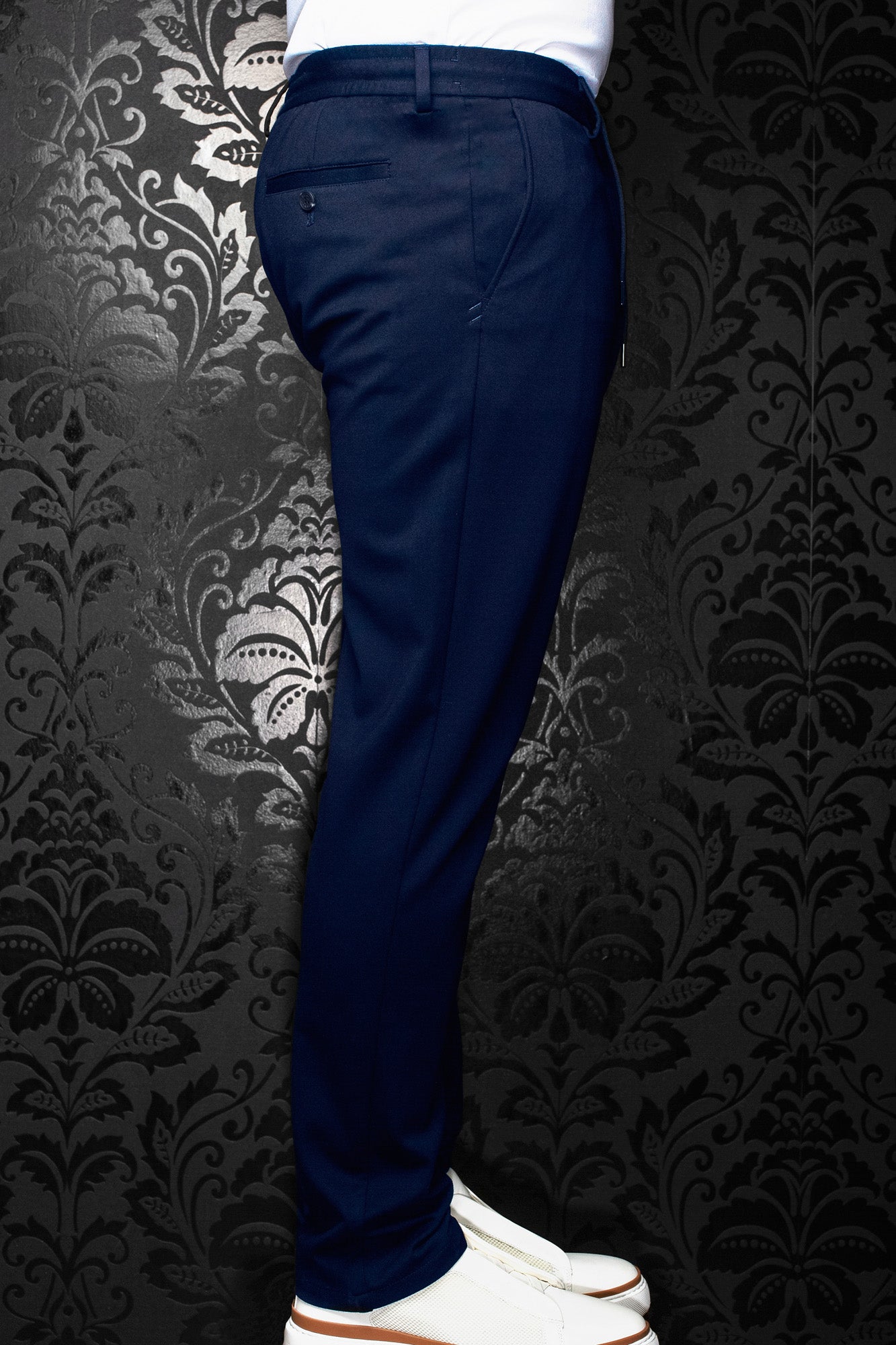Pantalon bleu marine vu de côté, avec passants de ceinture et poche arrière passepoilée pour homme par Au Noir