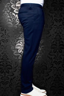Pantalon bleu marine vu de côté, avec passants de ceinture et poche arrière passepoilée pour homme par Au Noir