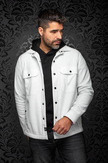 Surchemise blanche vue de face, boutons-pression noirs et poches poitrine à rabat pour homme par Au Noir