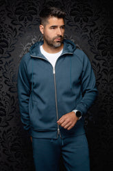 Veste sport à capuchon sarcelle zippée sur modèle, vue de face avec cordons et poches pour homme par Au Noir