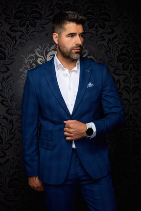 Veston bleu texturé avec revers crantés, boutons et poches à rabat pour homme par Au Noir, vue de face sur mannequin