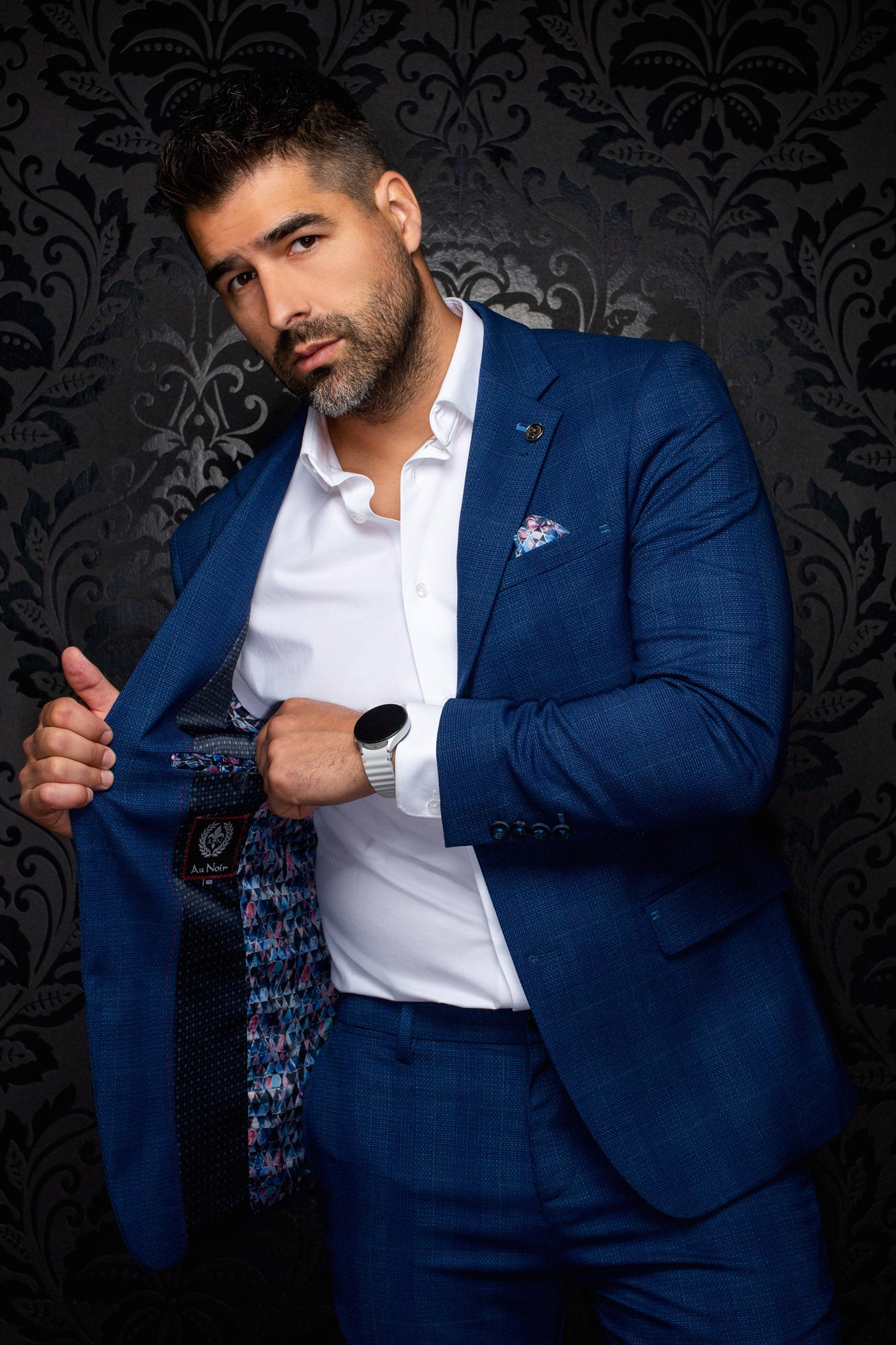 Détail: Vue inclinée d’un veston bleu texturé avec doublure multicolore et l’étiquette intérieure pour homme par Au Noir