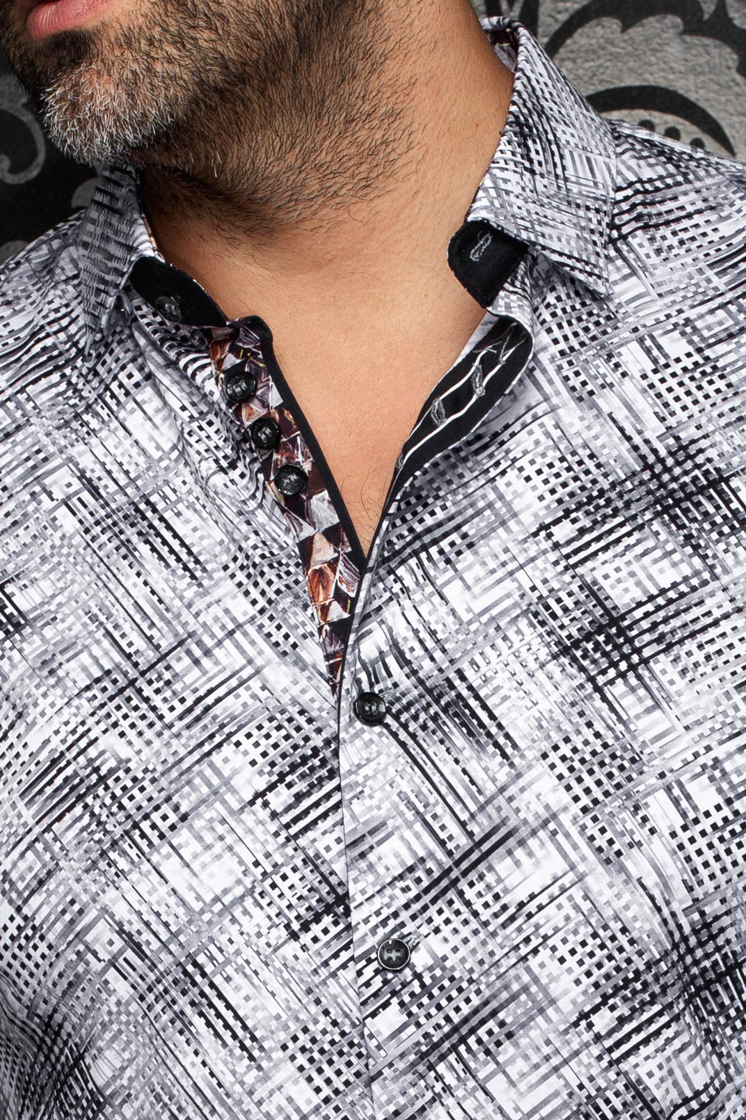 Col de chemise blanche et noire à motif, boutons noirs et patte intérieure contrastante pour homme par Au Noir, en gros plan