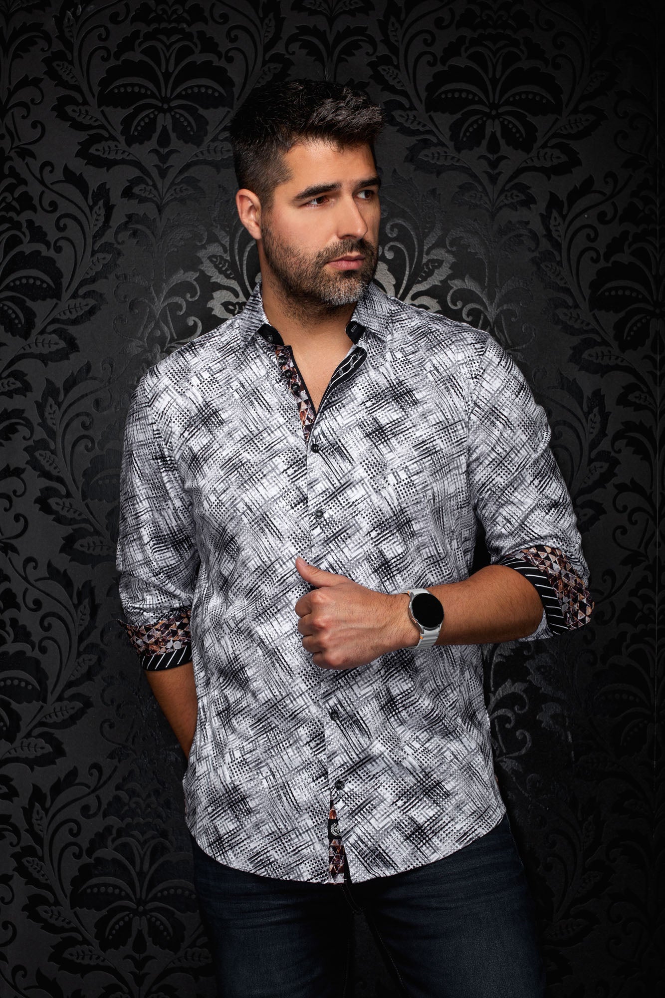 Chemise blanche et noire à motif, manches roulées et poignets contrastants pour homme par Au Noir, vue avant