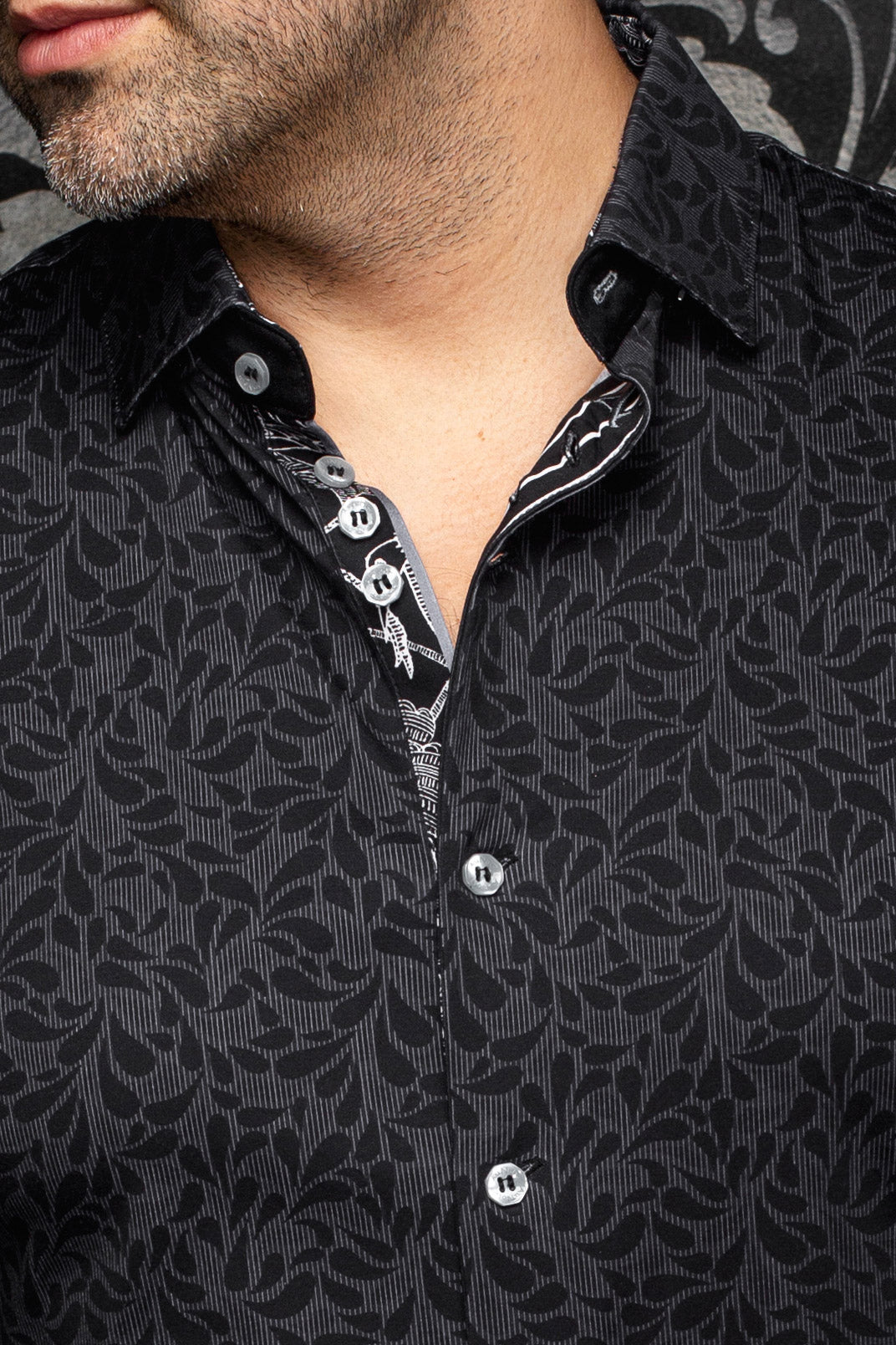 Col et patte de chemise noire à motif floral avec boutons pâles pour homme par Au Noir, en gros plan