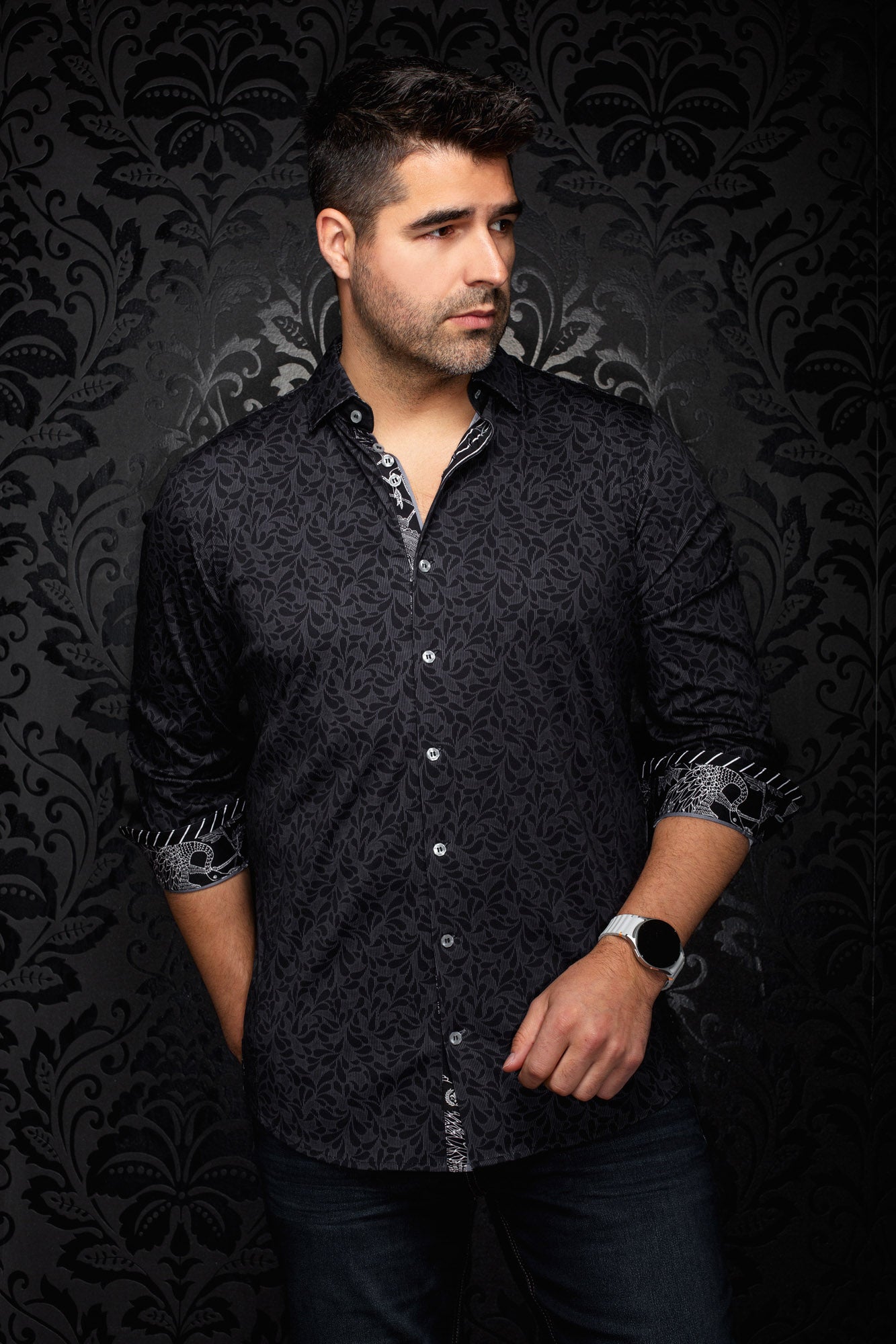 Chemise noire à motif floral ton sur ton, vue de face avec poignets contrastants roulés pour homme par Au Noir