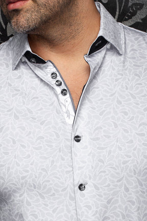 Col de la chemise grise pâle à fleurs, garniture noire, boutons et patte contrastante pour homme par Au Noir, en gros plan