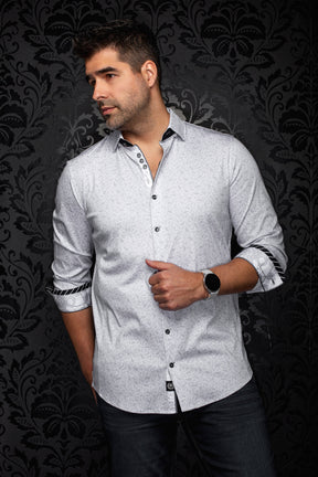 Vue de biais d’une chemise grise pâle à motif floral, poignets roulés et garniture noire, vue de cote pour homme par Au Noir