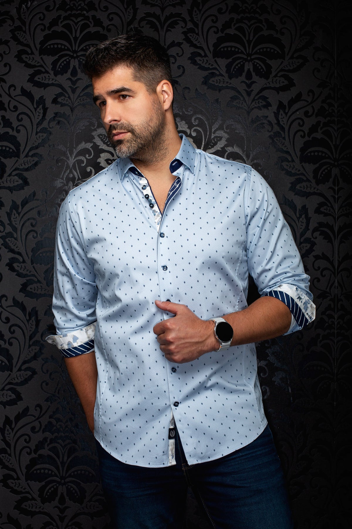 Chemise boutonnée bleu pâle sur modèle avec petits motifs feuilles marine, vue de face pour homme par Au Noir