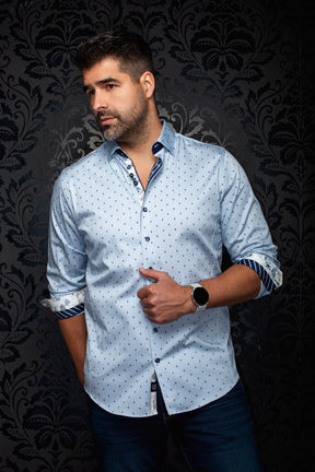 Chemise boutonnée bleu pâle sur modèle avec petits motifs feuilles marine, vue de face pour homme par Au Noir