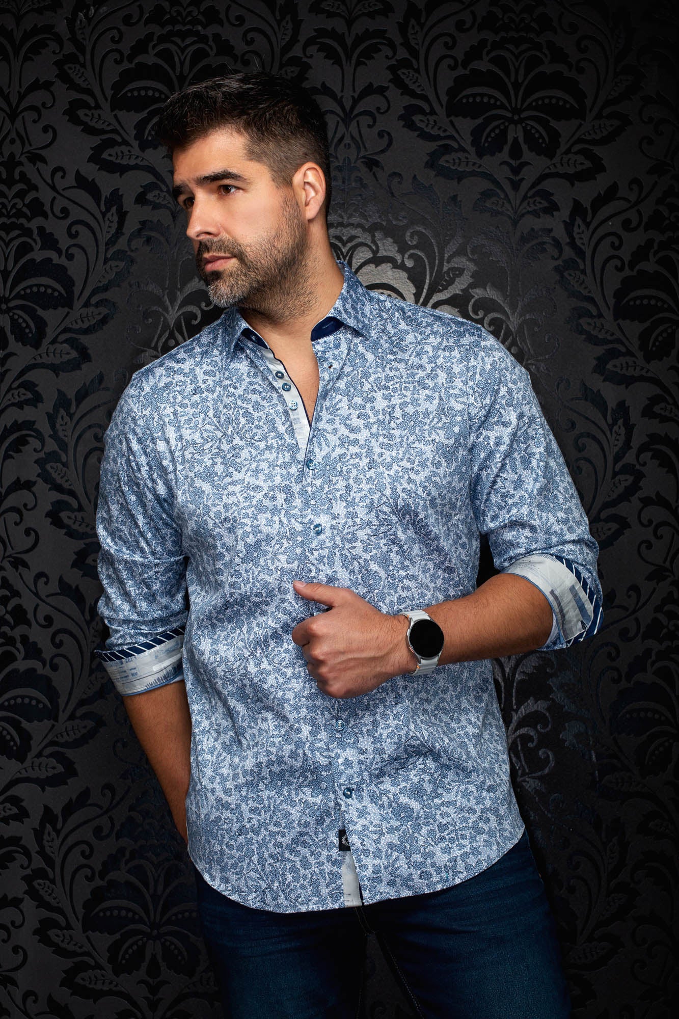 Chemise boutonnée bleue et blanche à fleurs sur mannequin, devant, vue de face pour homme par Au Noir