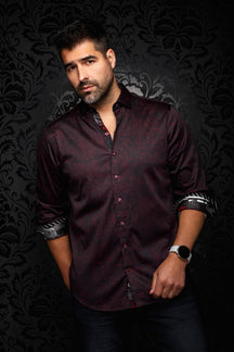 Chemise noire à imprimé floral bourgogne et poignets contrastants roulés pour homme par Au Noir, vue de face sur mannequin