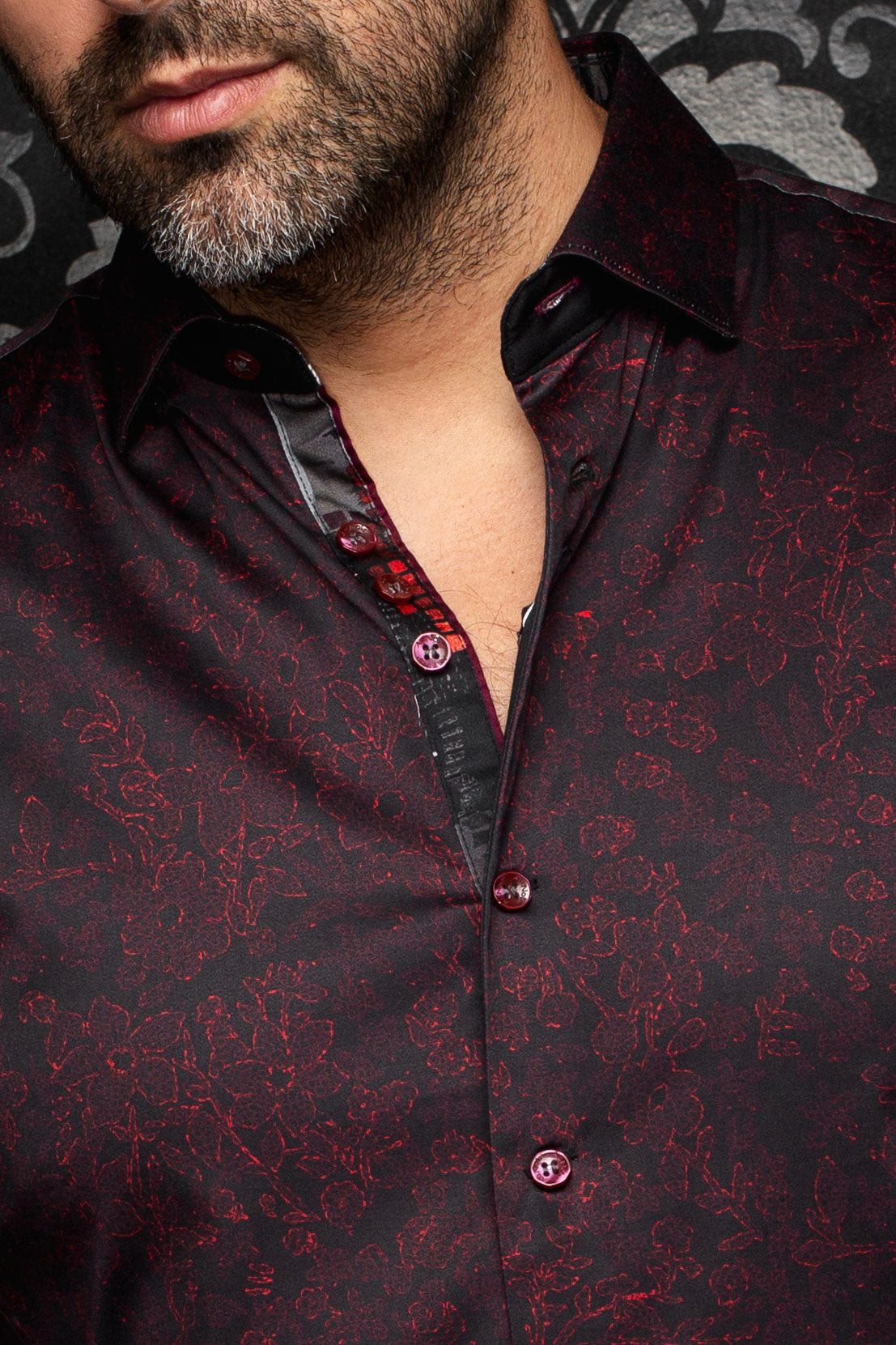 Chemise noire à imprimé floral bourgogne, patte contrastante et col détaillé pour homme par Au Noir, en gros plan