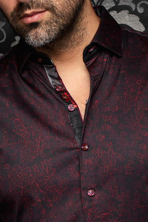 Chemise noire à imprimé floral bourgogne, patte contrastante et col détaillé pour homme par Au Noir, en gros plan