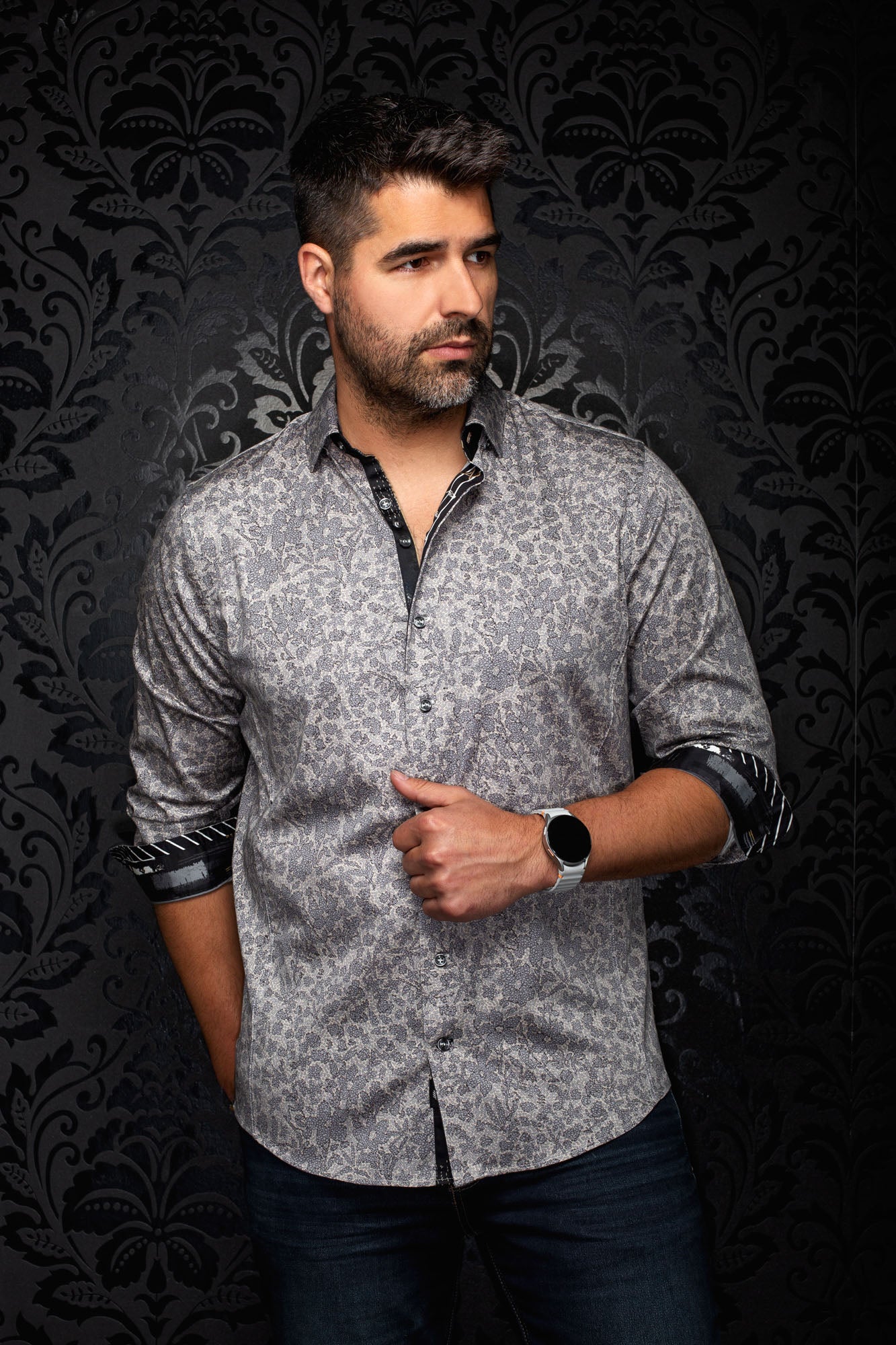 Vue de face sur mannequin d’une chemise grise à fleurs avec poignets et patte noirs contrastants pour homme par Au Noir