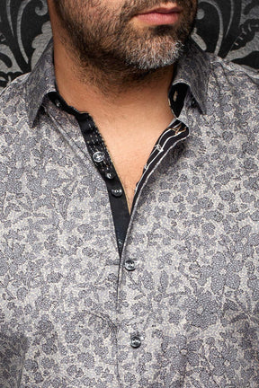 Chemise grise à fleurs avec patte noire contrastante, col et boutons lustrés pour homme par Au Noir, en gros plan