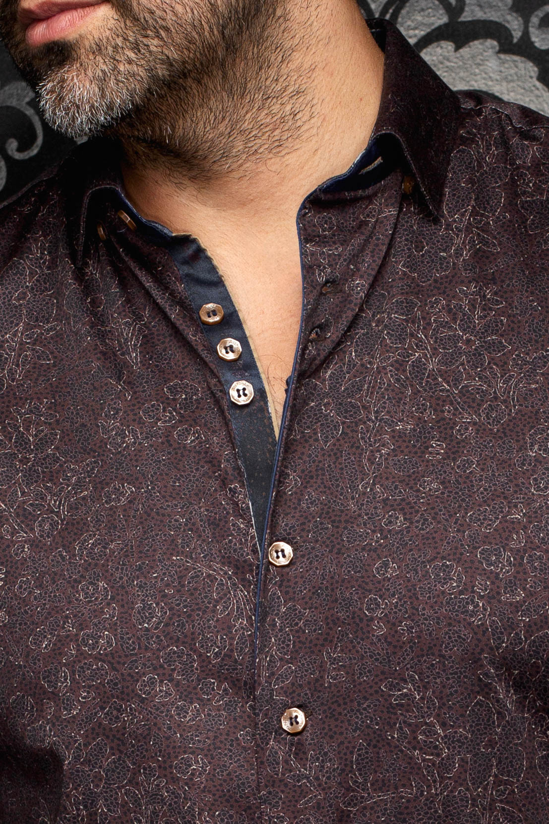 Col de chemise brune florale, patte foncée et boutons dorés pour homme par Au Noir, en gros plan