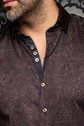 Col de chemise brune florale, patte foncée et boutons dorés pour homme par Au Noir, en gros plan