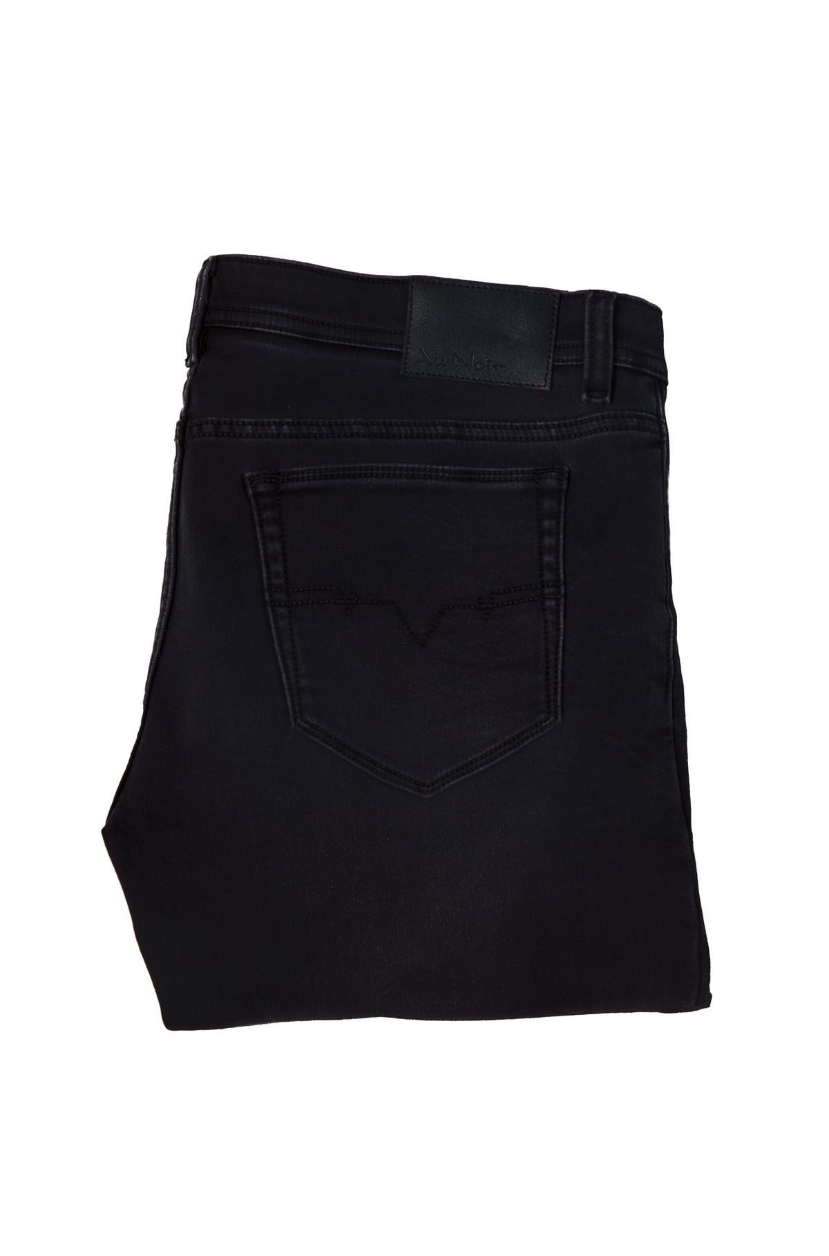 Jean noirs pliés avec poche arrière, passants, coutures ton sur ton et l’écusson pour homme par Au Noir, détail