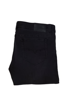 Jean noirs pliés avec poche arrière, passants, coutures ton sur ton et l’écusson pour homme par Au Noir, détail