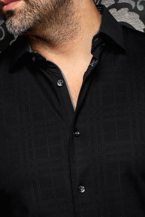 Chemise noire à boutons montrant le col, la garniture grise et la texture ton sur ton pour homme par Au Noir, en gros plan
