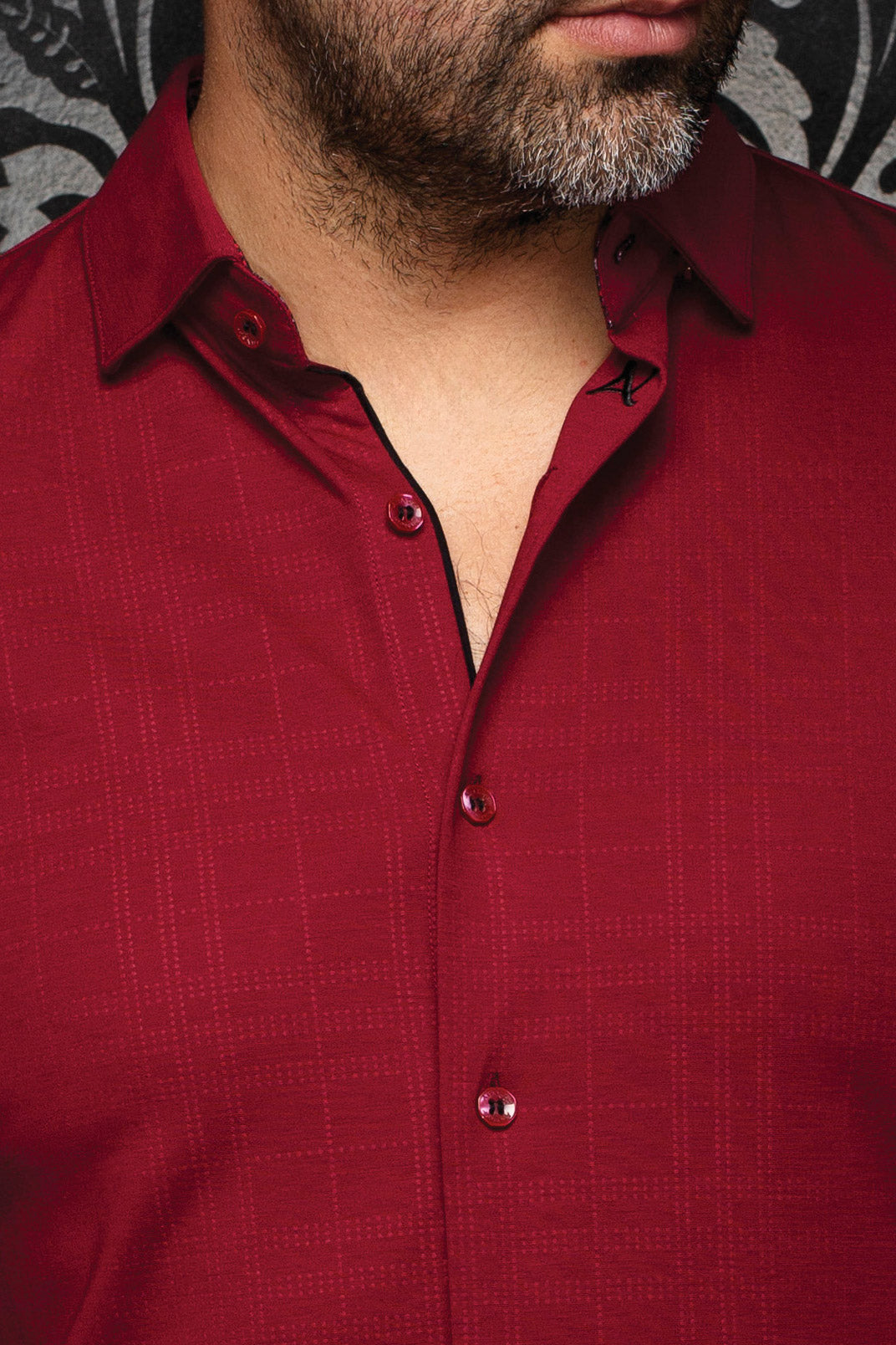 Chemise bourgogne, de la patte boutonnée, des carreaux ton sur ton et liséré noir pour homme par Au Noir, en gros plan
