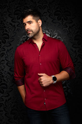 Chemise bourgogne à boutons vue de face inclinée, poignets noirs et rouges retournés pour homme par Au Noir