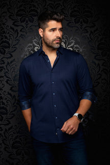 Chemise boutonnée bleu marine à poignets contrastés roulés et motif quadrillé pour homme par Au Noir, vue de face