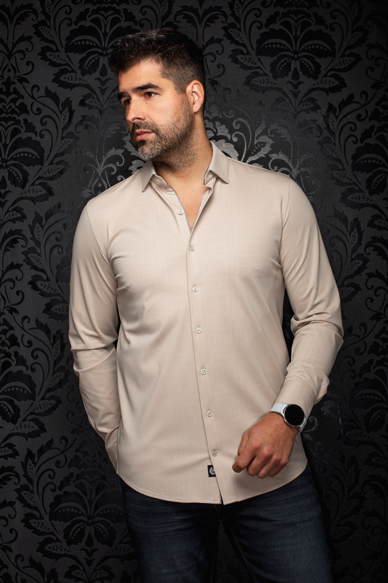 Chemise boutonnée beige à manches longues vue de face, avec col pointu et motif quadrillé ton sur ton pour homme par Au Noir