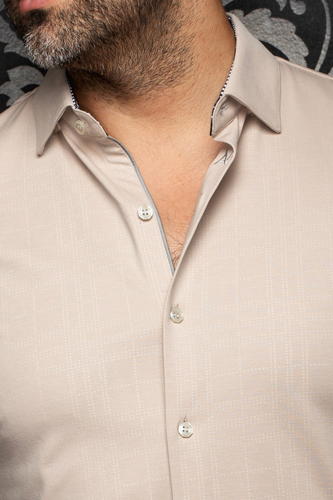 Chemise beige et bordure contrastante avec col, des boutons, de la texture quadrillée pour homme par Au Noir, en gros plan