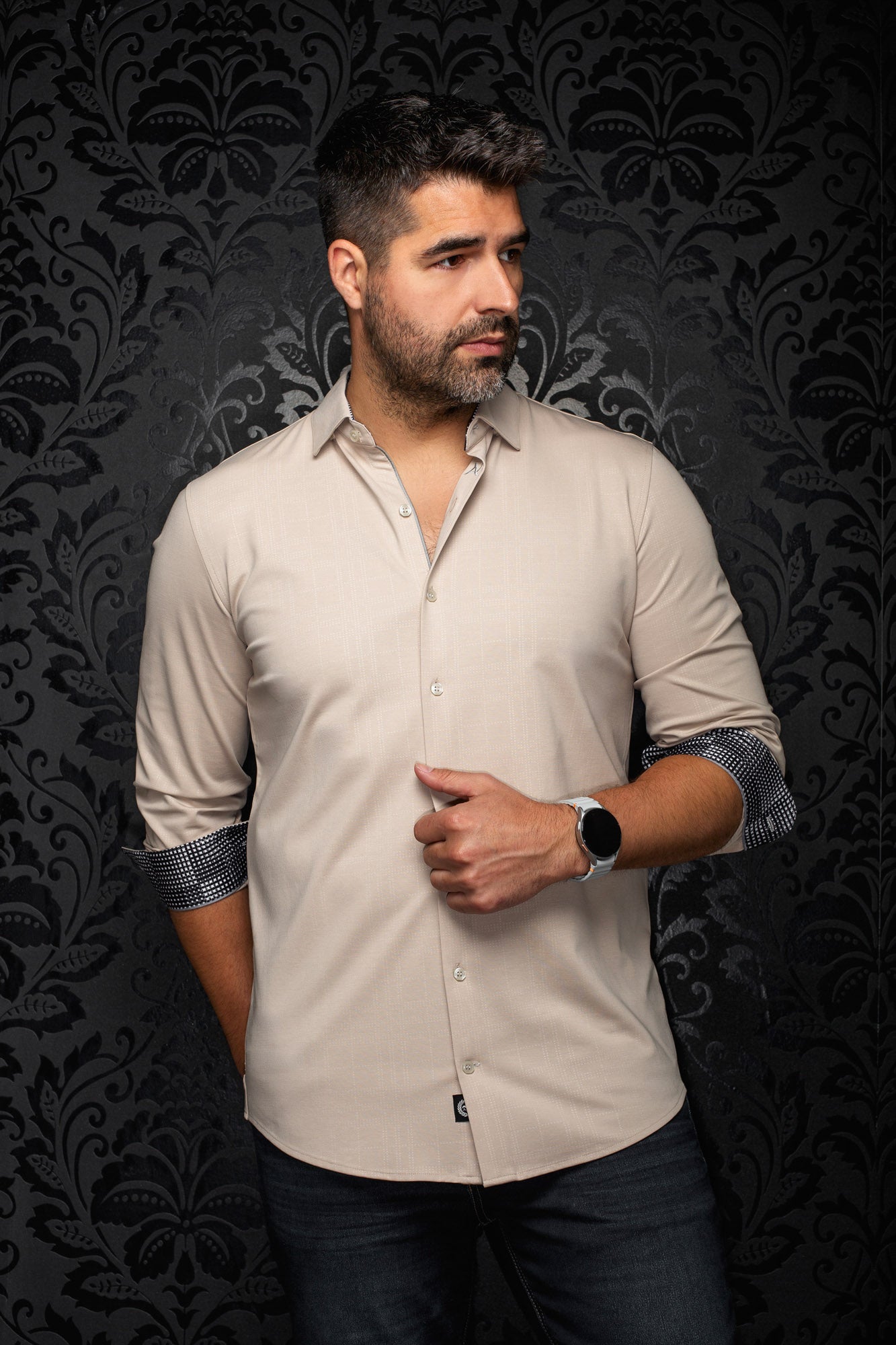 Chemise boutonnée beige vue de face avec manches roulées montrant les poignets noir et blanc pour homme par Au Noir