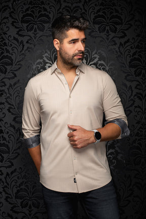 Chemise boutonnée beige vue de face avec manches roulées montrant les poignets noir et blanc pour homme par Au Noir