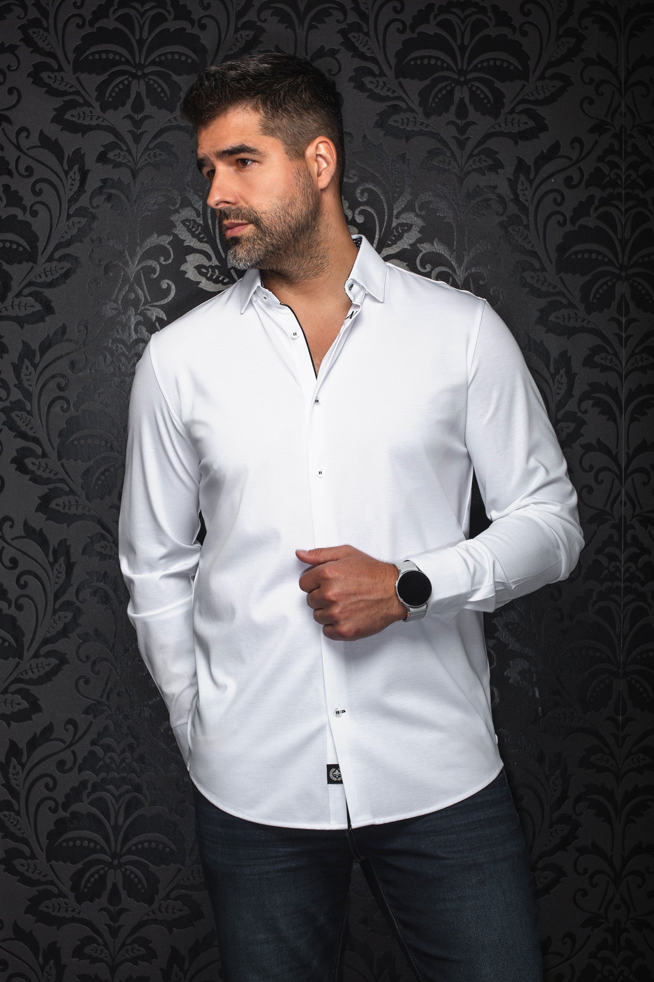 Chemise blanche à manches longues, vue avant avec col évasé et bordure noire à la patte pour homme par Au Noir