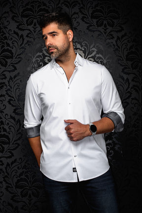 Chemise blanche à manches longues, vue avant de biais avec poignets à motif et bordure noire pour homme par Au Noir