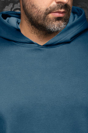 Gros plan du veston sport bleu sarcelle avec encolure et capuchon et texture cachemire ton sur ton pour homme par Au Noir