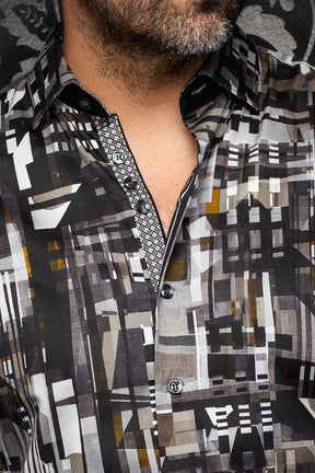 Gros plan du col, de la patte boutonnée et de la garniture contrastée de la chemise noire pour homme par Au Noir