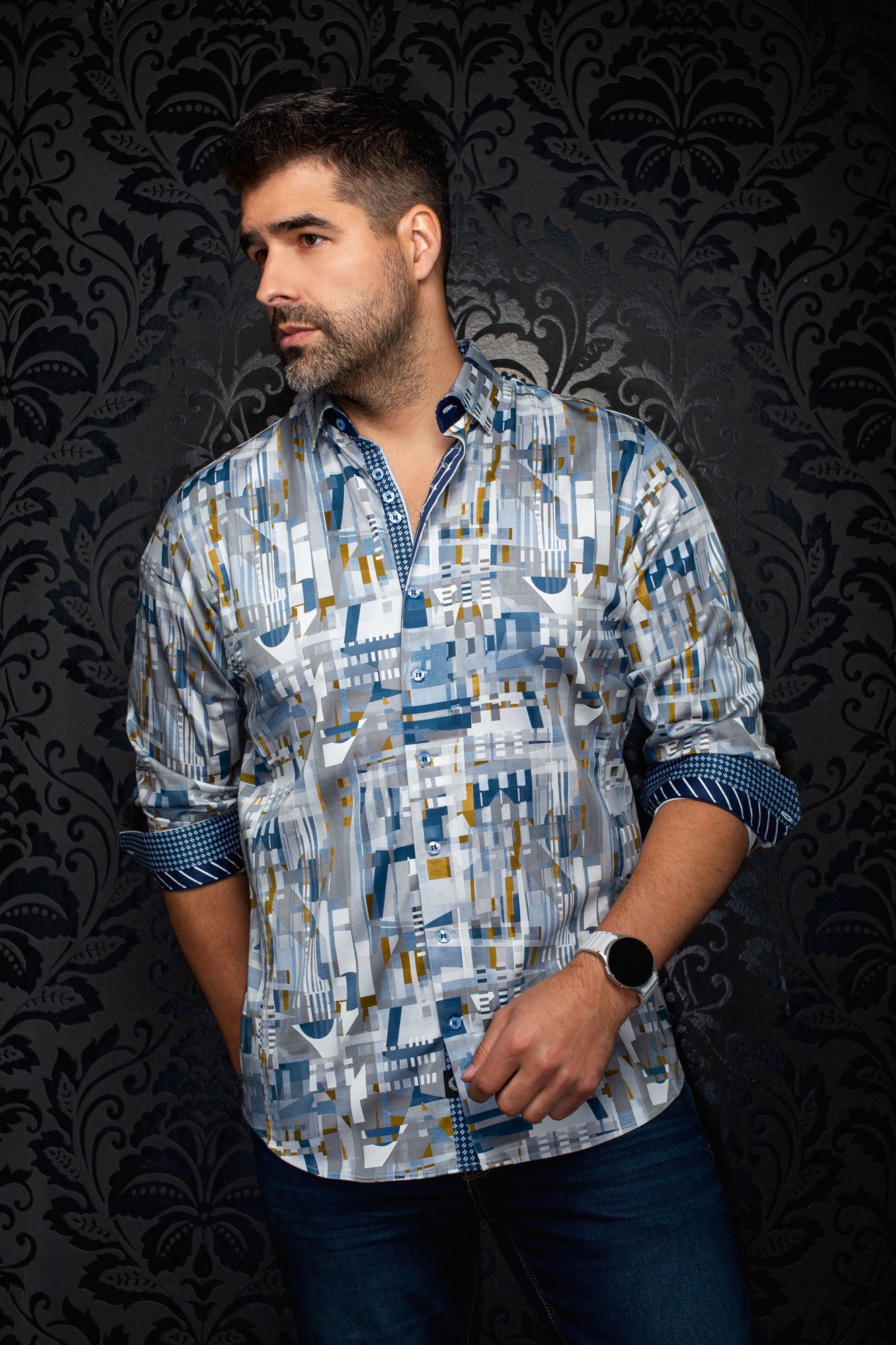 Vue de face d’une chemise grise à imprimé géométrique avec poignets contrastants roulés pour homme par Au Noir