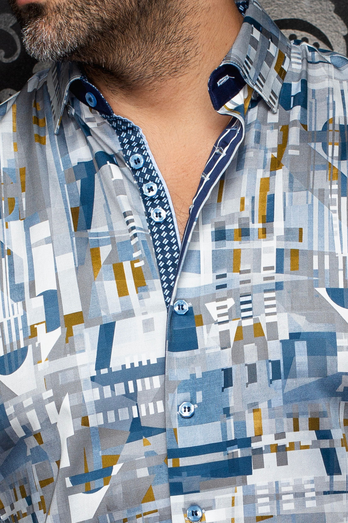 Chemise grise à imprimé géométrique avec boutons bleus et patte marine pour homme par Au Noir, en gros plan