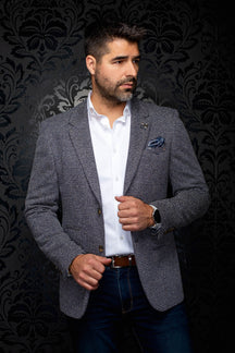Veston texturé bleu marine à revers crantés et pochette bleue pour homme par Au Noir, vue avant sur mannequin
