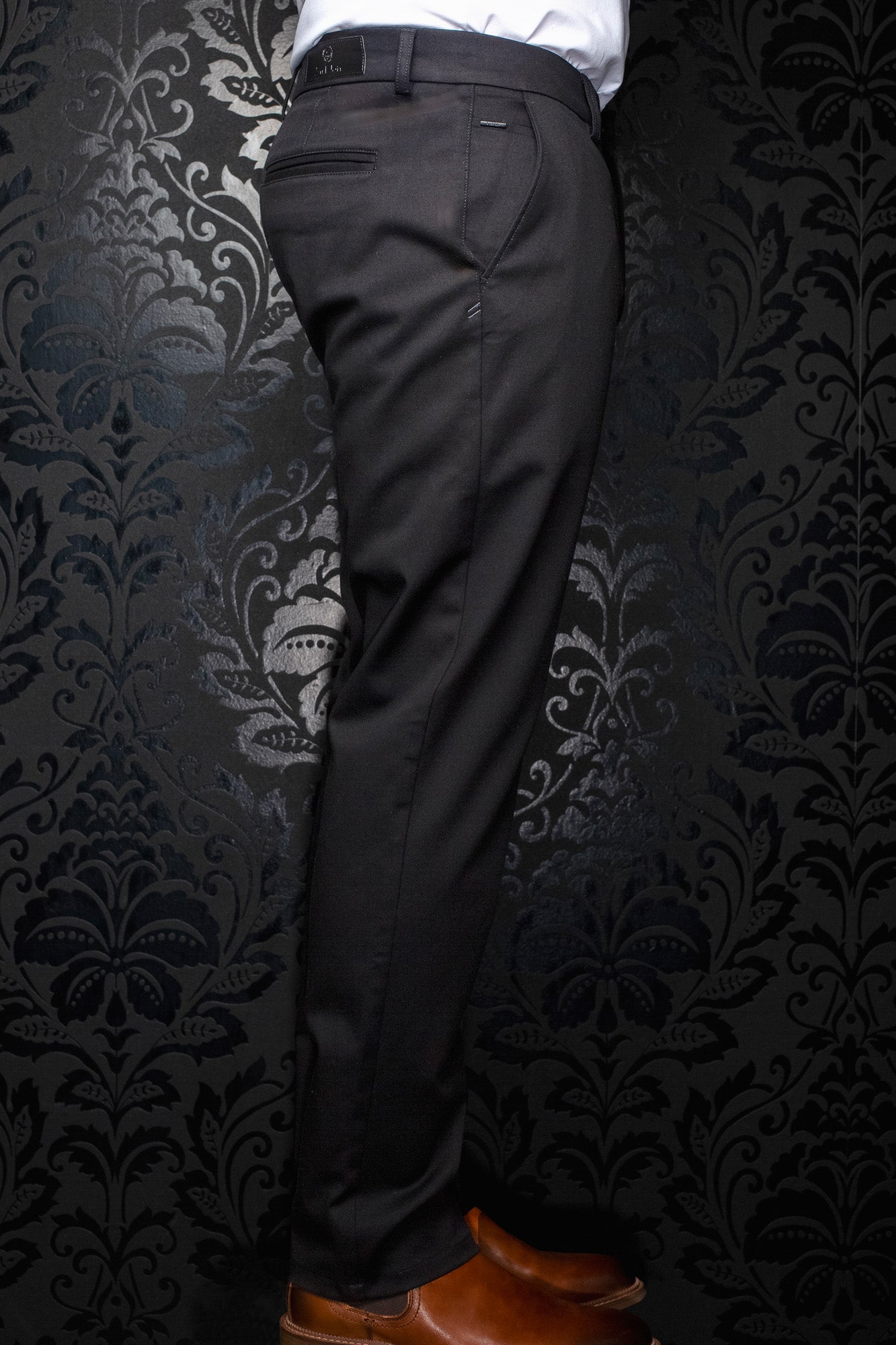 Vue arrière de côté du pantalon chino noir avec passants, poche arrière et jambe droite ajustée pour homme par Au Noir