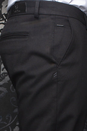 Pantalon chino noir montrant taille arrière, passant, poche passepoilée et logos pour homme par Au Noir, en gros plan