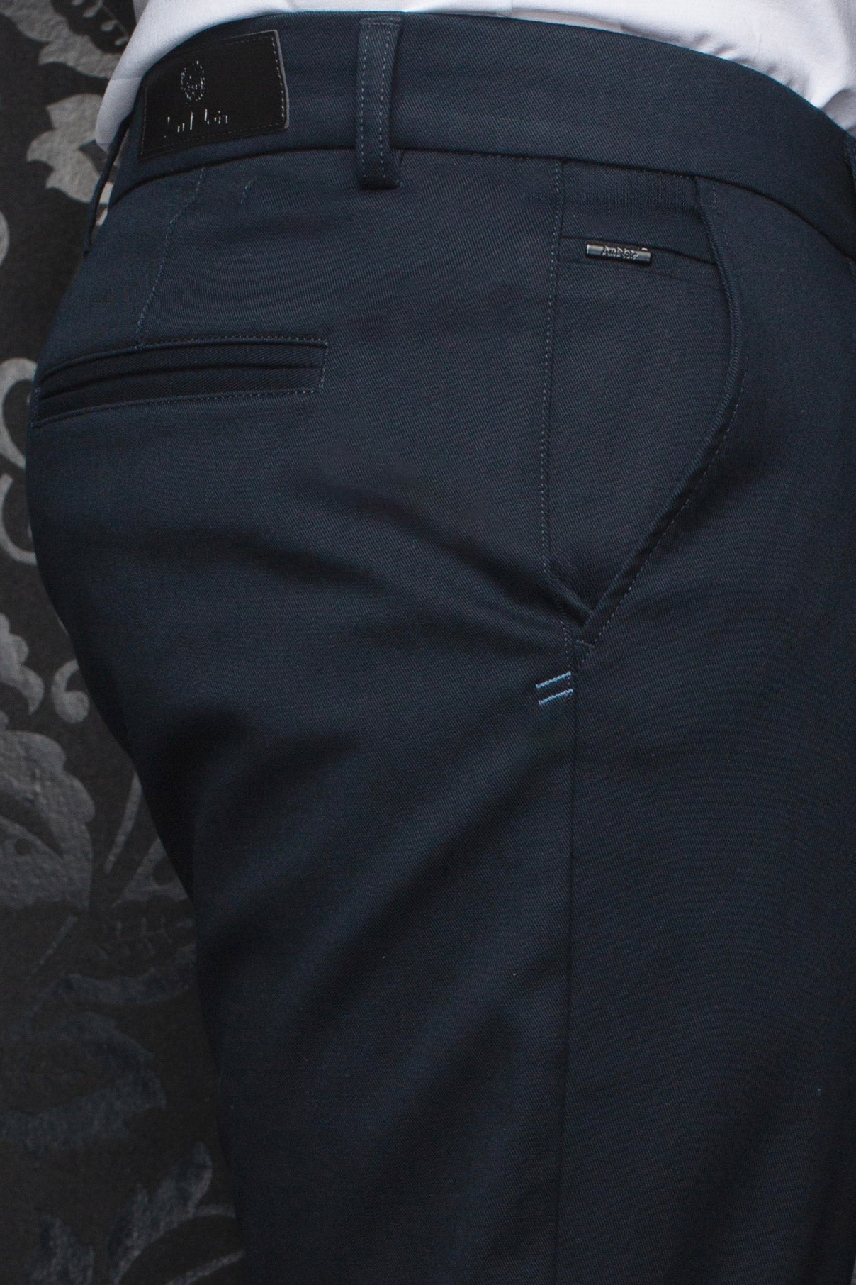 Pantalon chino bleu marine avec dos d’un chino, poches passepoilées et écusson pour homme par Au Noir, en gros plan