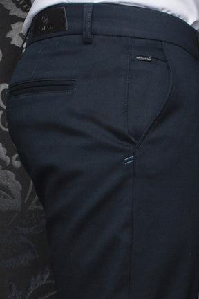 Pantalon chino bleu marine avec dos d’un chino, poches passepoilées et écusson pour homme par Au Noir, en gros plan