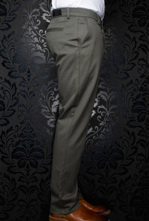 Pantalon chino vert olive avec poche passepoilée, passants et jambe droite pour homme par Au Noir, vue de côté