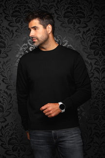 Chandail en cachemire noir à col rond avec poignets et ourlet côtelés pour homme par Au Noir, vue de face sur mannequin