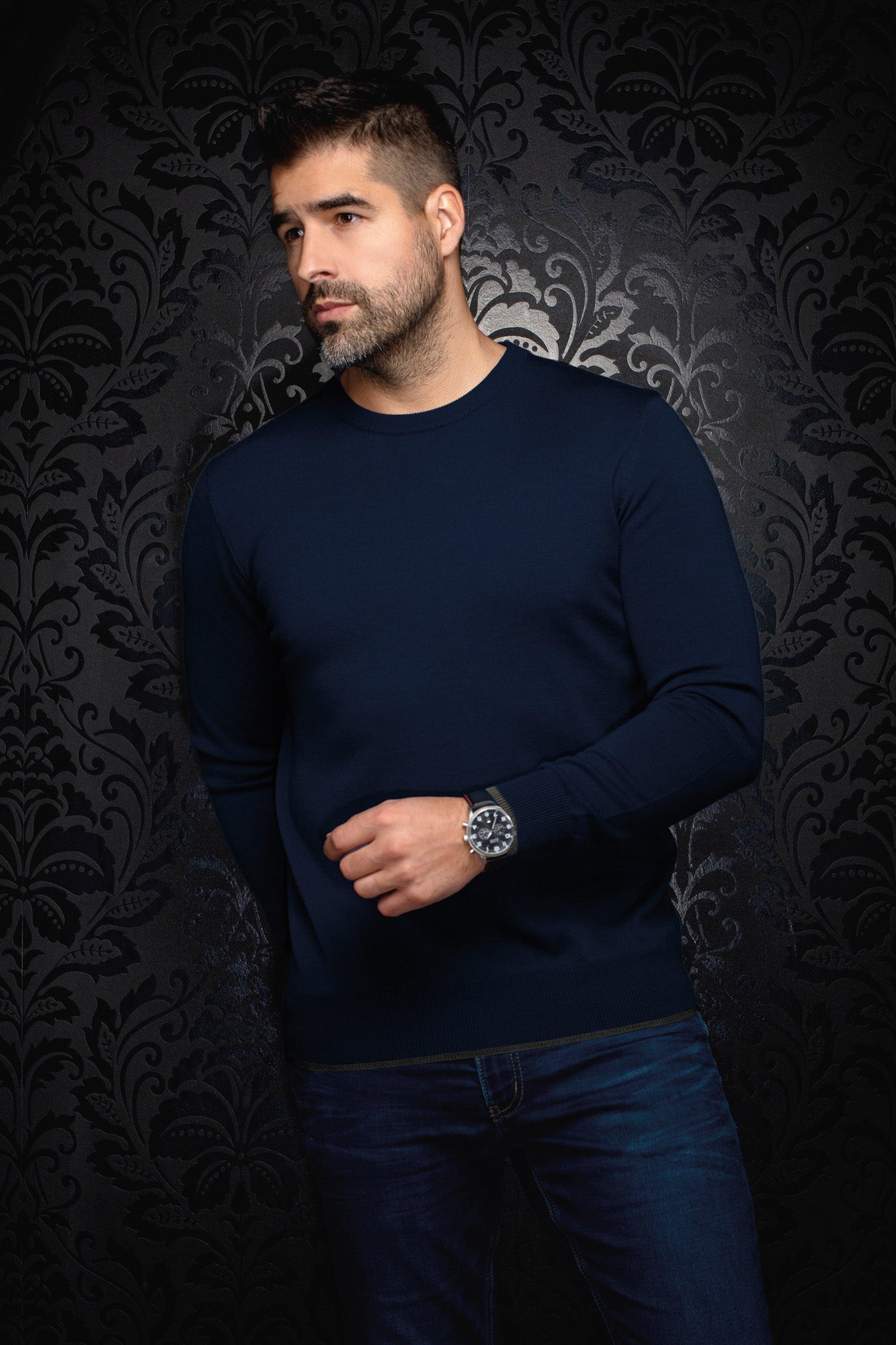 Chandail en cachemire en tricot bleu marine sur modèle, vue de face avec poignets côtelés pour homme par Au Noir