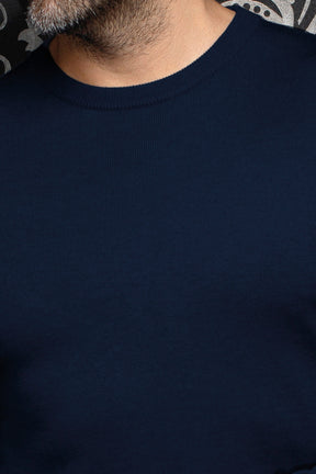 Gros plan de la chandail en cachemire en tricot bleu marine avec col rond côtelé pour homme par Au Noir