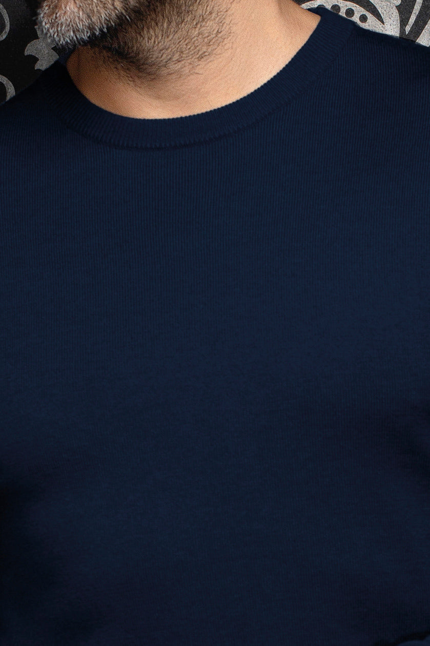 Gros plan de la chandail en cachemire en tricot bleu marine avec col rond côtelé pour homme par Au Noir