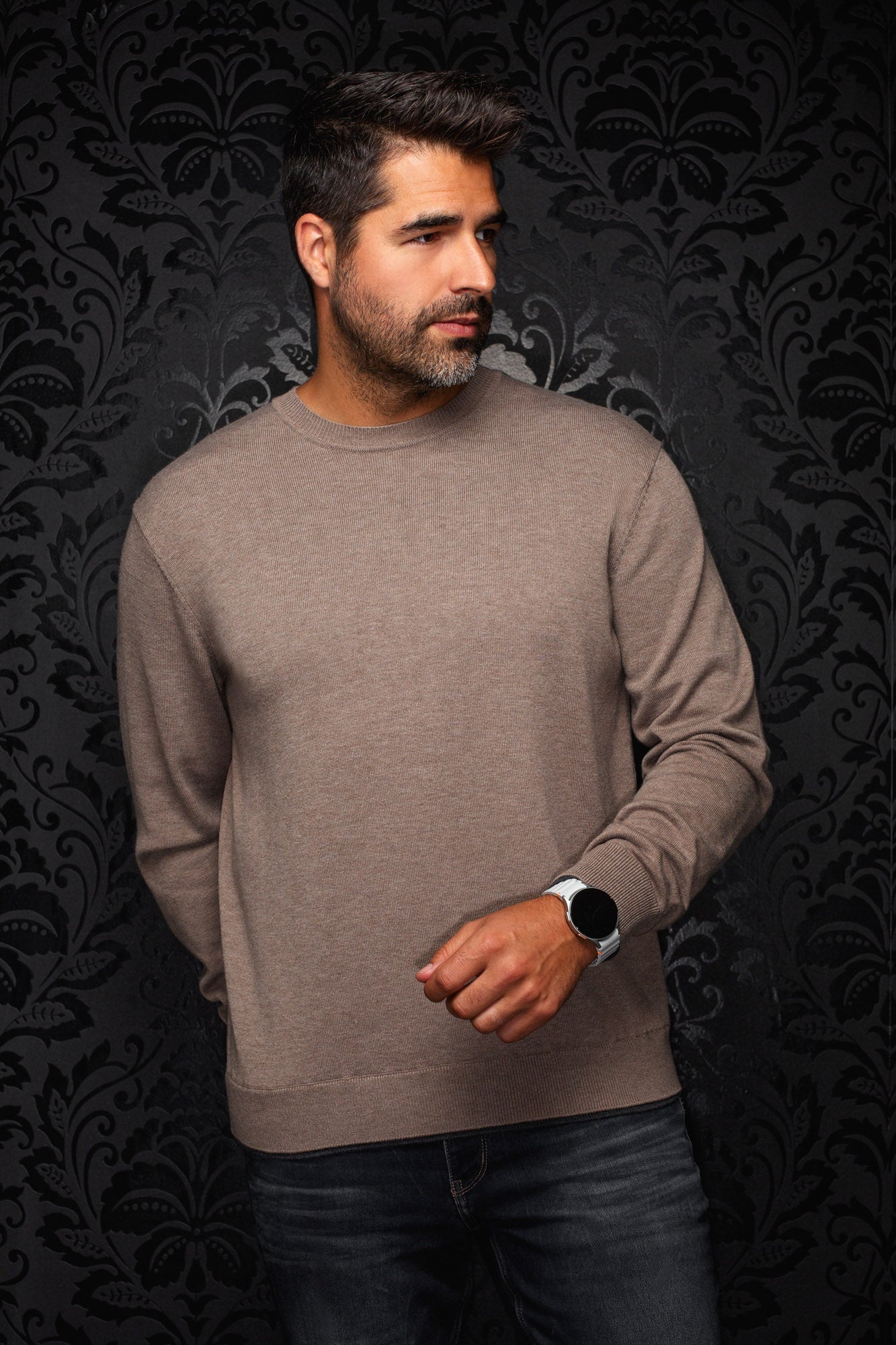 Chandail en cachemire en tricot taupe à col rond, vue de face sur mannequin avec bords côtelés pour homme par Au Noir
