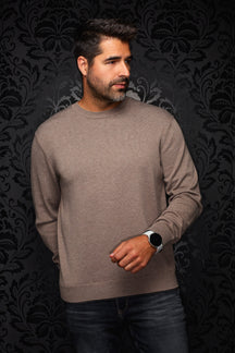 Chandail en cachemire en tricot taupe à col rond, vue de face sur mannequin avec bords côtelés pour homme par Au Noir